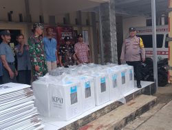 Polisi Pengamanan Penarikan Logistik Pilkada Tingkat PPS ke PPK di Kecamatan Cipaku