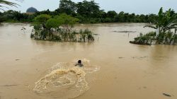 Tanggap Bencana Banjir, Personil Polresta Deli Serdang Lakukan Evakuasi dan Bantu Warga