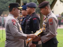 Briptu Johanes Abdi Negoro Sibarani Terima Reward Dari Kapolda Sumut Atas Aksi Heroik Evakuasi Korban Banjir