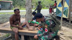 Pastikan Kesehatan Masyarakat Papua Terjamin, Satgas Yonif 131/BRS Patroli Keliling Kampung