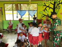 Tingkatkan Kualitas Pendidikan, Satgas Yonif 131/Brajasakti Mengajar di SDN YPPK Wembi Perbatasan Papua