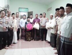 Kapolres Metro Jakbar Gelar Jum’at Keliling dan Bagi Bansos di Masjid Al Kamal