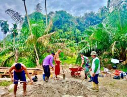Motivasi Pembangunan, Babinsa Dolok Merawan Bantu Warga Bangun Jembatan Penyeberangan