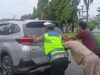 Salut, Polisi dan Warga Bantu Dorong Mobil Mogok di Tengah Jalan