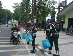 Jum’at Berkah, Personel Denpom I/5 Medan Bagikan Sarapan Pagi