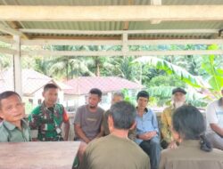 Babinsa Koramil 04/Pinangsori Pererat Silaturahmi, Babinsa melaksanakan Komsos (Komunikasi Sosial) dengan warga desa binaan