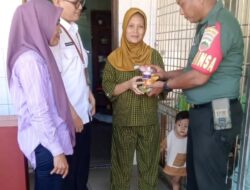 Babinsa Dampingi Ahli Gizi Dalam Pemberian Makanan Tambahan Kepada Ibu Hamil