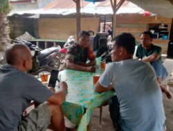 Tingkatkan Keakraban, Babinsa Komsos Dengan Warga Yang Berada di Warung Desa Binaan