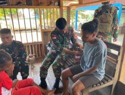 Kepedulian Satgas Yonif 131/Brajasakti Tangani Anak Sakit di Perbatasan Papua