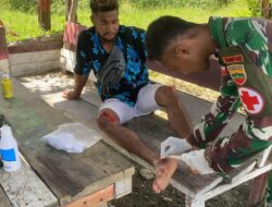 Satgas Kemanusiaan di Perbatasan, Satgas Yonif 131/Brajasakti Bantu Warga yang Terluka