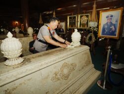 Setelah BJ Habibie, Hari ini Kapolri Ziarah ke Makam Presiden RI ke – 2 Soeharto