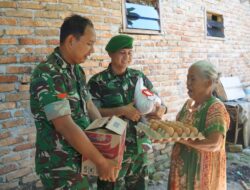 Bangun Kepedulian Sosial, Yonif 122/TS bagikan sembako kepada masyarakat