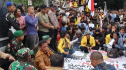 Duduk sama rata berdiri tanpa Raja, Yonif 122/TS kawal Aksi Demo dengan penuh kedamaian