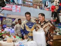 Tinjau Pasar Palimo Palembang, Mendagri dan Mentan Pastikan Distribusi Beras SPHP Lancar dan Terjangkau