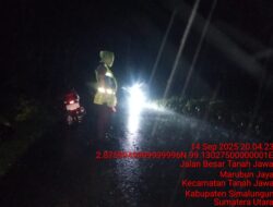 Sigap di Tengah Hujan, Unit Lantas Polsek Tanah Jawa Atur Arus Lalu Lintas Akibat Truk Masuk Gorong – Gorong