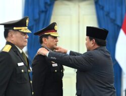 Ahmad Dhofiri dan Djamari Chaniago Dianugerahkan Pangkat Istimewa oleh Presiden Prabowo Subianto