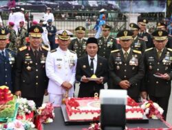 Kapolda Kalbar Hadiri Upacara Peringatan HUT TNI ke – 80 di Alun – Alun Kapuas