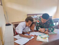Dukung Program Pemerintah dan Cerdaskan Anak – Anak Papua, Satgas Pamtas Kewilayahan Yonif 410/ALG Menjadi Gadik di SD Inpres 119 Tahota