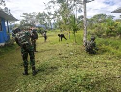 Aksi Bersih Satgas Yonif 521/DY Jalin Keakraban Lewat Anjangsana di Distrik Kobakma