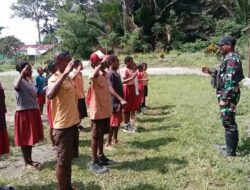Tumbuhkan Jiwa Nasionalisme dan Cinta Tanah Air, Satgas Pamtas RI – PNG Statis Yonif 643/Wns Latihkan SD Inpres Baris – Berbaris dalam Rangka Upacara Bendera