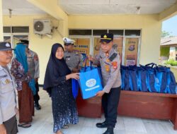Polsek Kronjo Salurkan 50 Paket Bansos dari Wapres RI untuk Warga Kurang Mampu