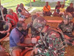 Kebersamaan Dalam Duka, Satgas 521/DY Turut Bela Sungkawa di Distrik Kobakma