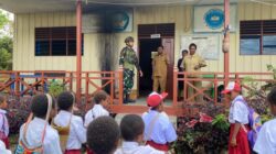 Anak Papua Cerdas Satgas Yonif 521/DY Hadirkan Senyum Anak Sekolah Bagikan Buku dan Alat Tulis di Distrik Apalapsili