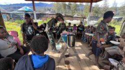 Jum’at Berkah di Tanah Papua : Satgas Yonif 700/WYC Makan Bersama Warga Eronggobak, Wujud Kehangatan TNI dan Rakyat