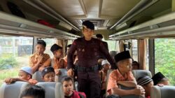Wujud Kepedulian Polri! Brimob Polda Sumut Antar Jemput Anak Sekolah di Tapanuli Selatan