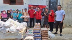 Robi Barus S.E M.A.P dan Yasona H. Laoly S.H M.Sc Ph.D Bantu Korban Banjir